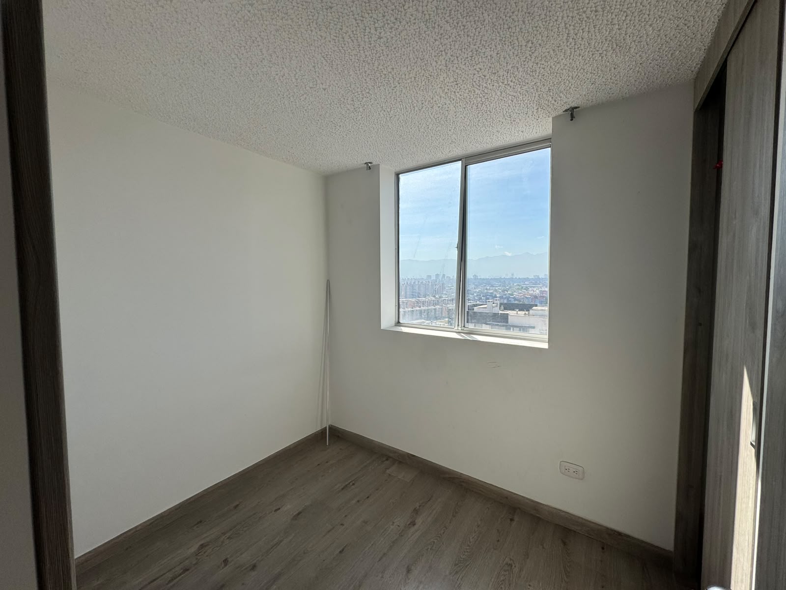 SE ARRIENDA APARTAMENTO EN CONJUNTO SANTA CATALINA PISO 19